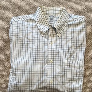 Mens Brooks Brothers button down shirt. Size 15.5-33